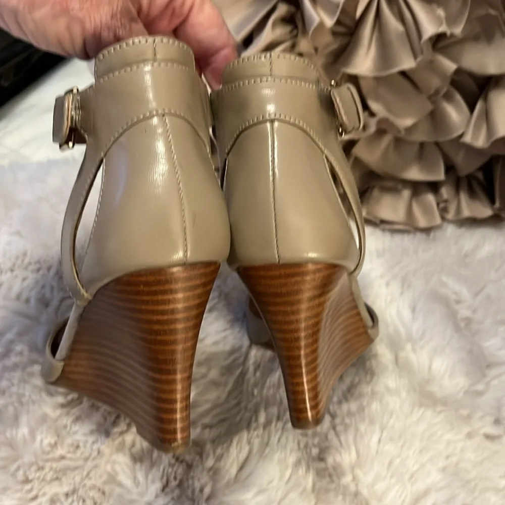 Nine West Womens Beige Taupe Leather Peep Toe Ankle Strap Wedge Heel Shoes 7